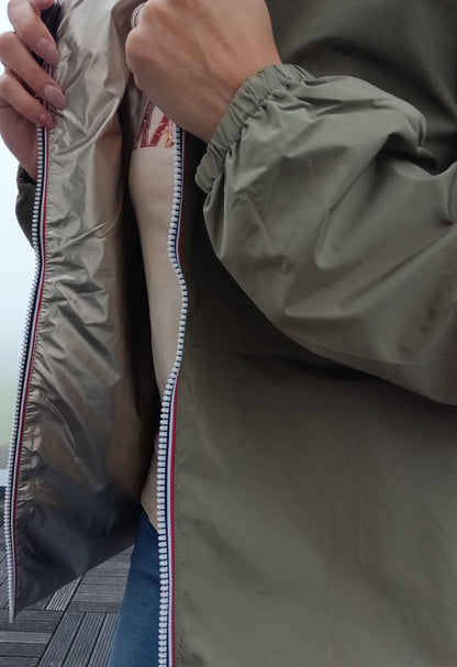 Détail fermeture éclair du manteau court imperméable réversible kaki et doré Melya Melody, intérieur doré visible