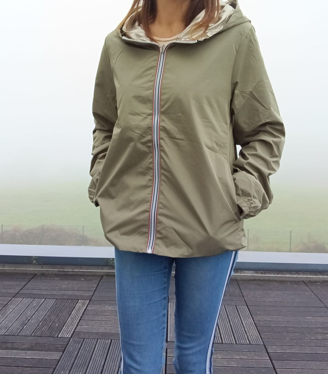 Manteau court léger imperméable kaki réversible doré Melya Melody porté avec un jean, capuche visible