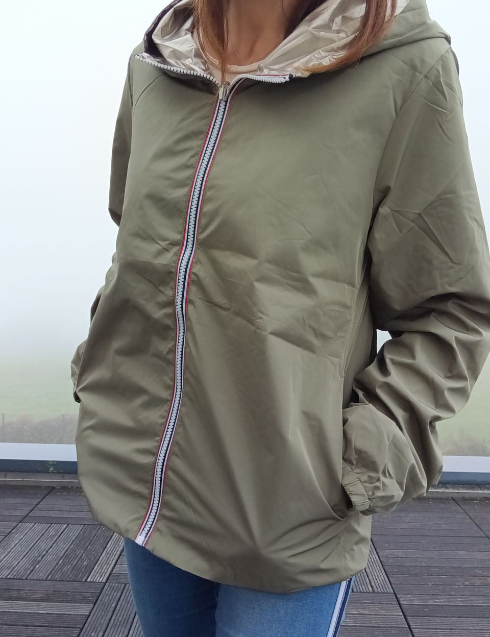 Manteau court léger imperméable kaki réversible doré Melya Melody porté par une femme, fermeture zippée bicolore