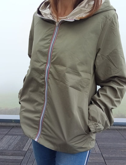 Manteau court léger imperméable kaki réversible doré Melya Melody porté par une femme, fermeture zippée bicolore