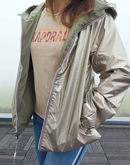 Manteau court léger imperméable réversible kaki et doré Melya Melody porté ouvert, côté doré visible
