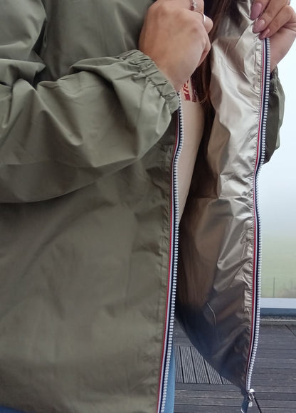 Manteau court léger imperméable réversible kaki et doré ouvert, révélant l'intérieur doré et sa fermeture éclair bicolore