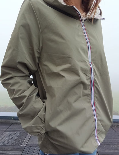 Manteau court léger imperméable kaki réversible doré Melya Melody, porté par une femme, avec zip tricolore