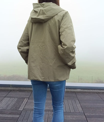 Vue de dos d'une femme portant le manteau court léger imperméable kaki réversible Melya Melody avec capuche