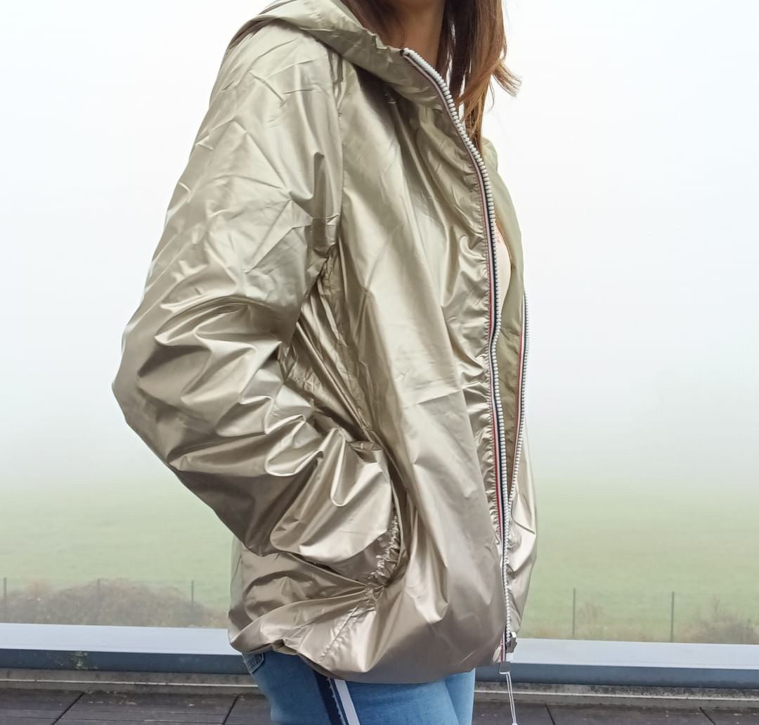 Manteau court léger imperméable réversible doré Melya Melody porté par une femme, côté doré brillant avec capuche et fermeture éclair