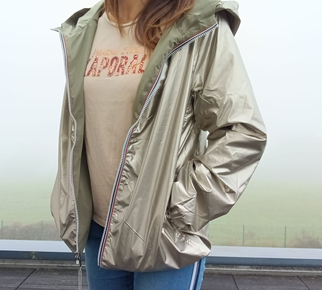 Manteau court léger imperméable réversible kaki et doré avec capuche, porté ouvert côté doré brillant