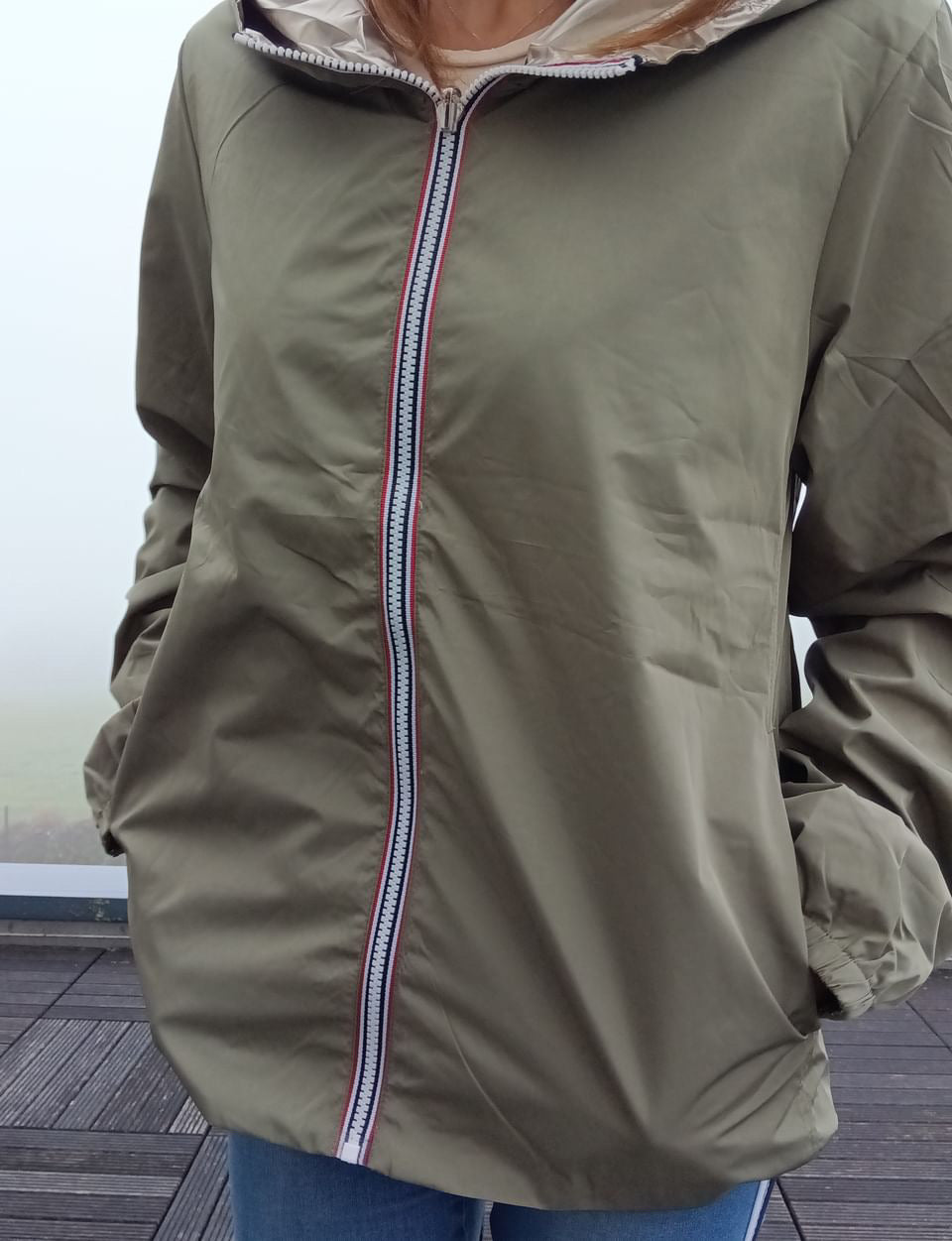 Manteau court imperméable kaki réversible doré Melya Melody avec fermeture éclair rayée, porté par une femme