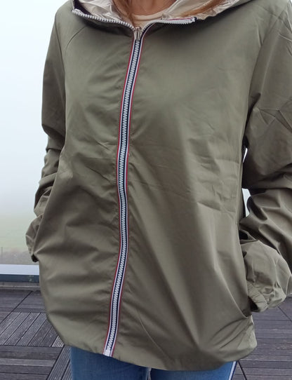 Manteau court imperméable kaki réversible doré Melya Melody avec fermeture éclair rayée, porté par une femme