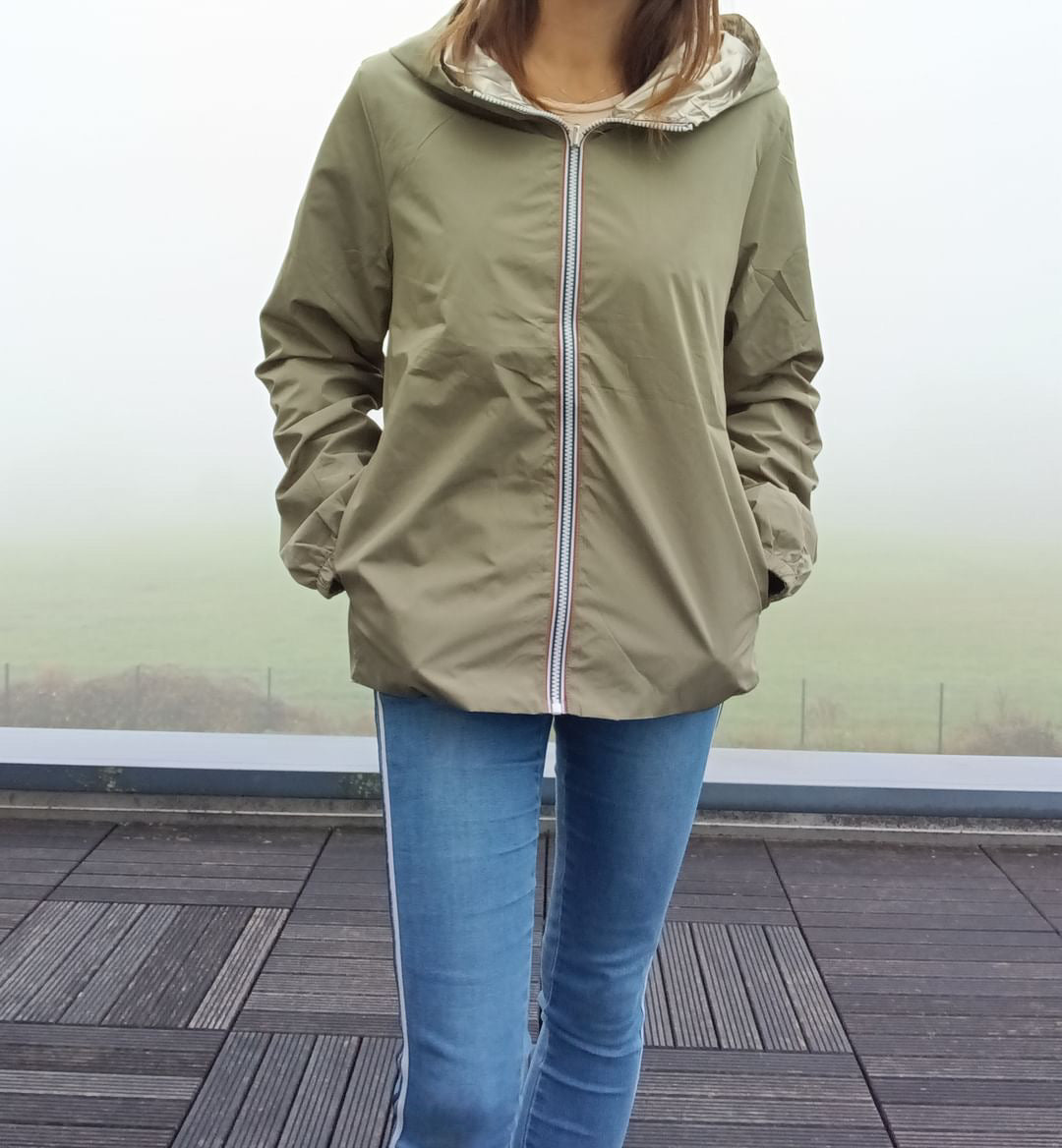 Manteau court léger imperméable kaki réversible doré Melya Melody porté par une femme en jean