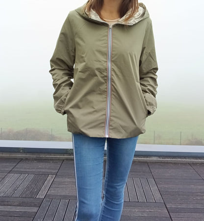 Manteau court léger imperméable kaki réversible doré Melya Melody porté par une femme en jean
