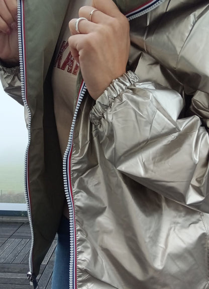 Intérieur doré du manteau court réversible kaki imperméable Melya Melody, avec poche élastiquée et fermeture éclair tricolore