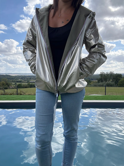 Manteau court léger imperméable kaki réversible doré Melya Melody porté ouvert sur jean, vue extérieure piscine