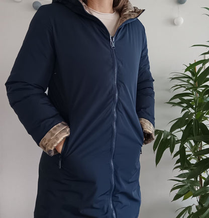 Melya Melody - Manteau long réversible et imperméable matelassé bleu marine/léopard - Le Petit Placard