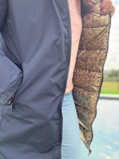 Melya Melody - Manteau long réversible et imperméable matelassé bleu marine/léopard Melya Melody