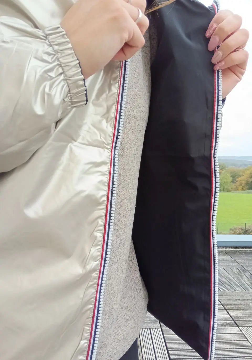 Manteau Court Réversible Imperméable Noir & Doré Grande Taille – Melya Melody Curvy Melya Melody