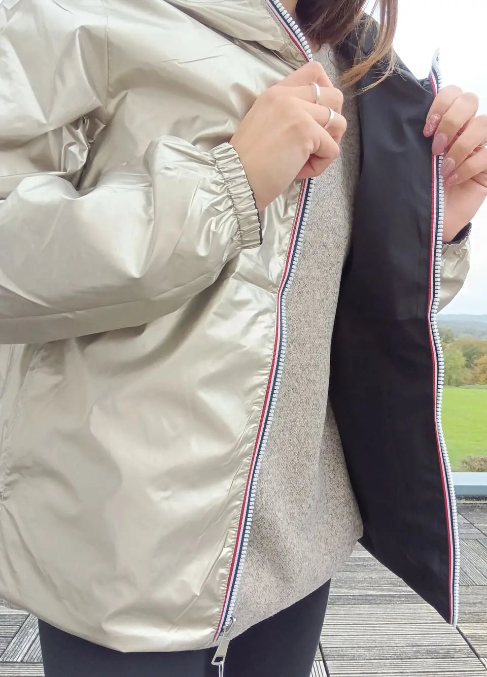 Manteau Court Réversible Imperméable Noir & Doré Grande Taille – Melya Melody Curvy Melya Melody