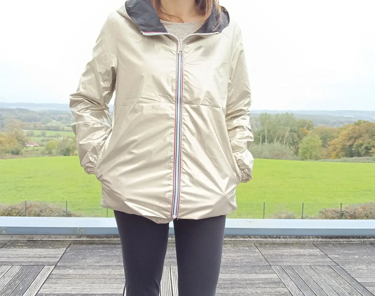 Manteau Court Réversible Imperméable Noir & Doré Grande Taille – Melya Melody Curvy Melya Melody