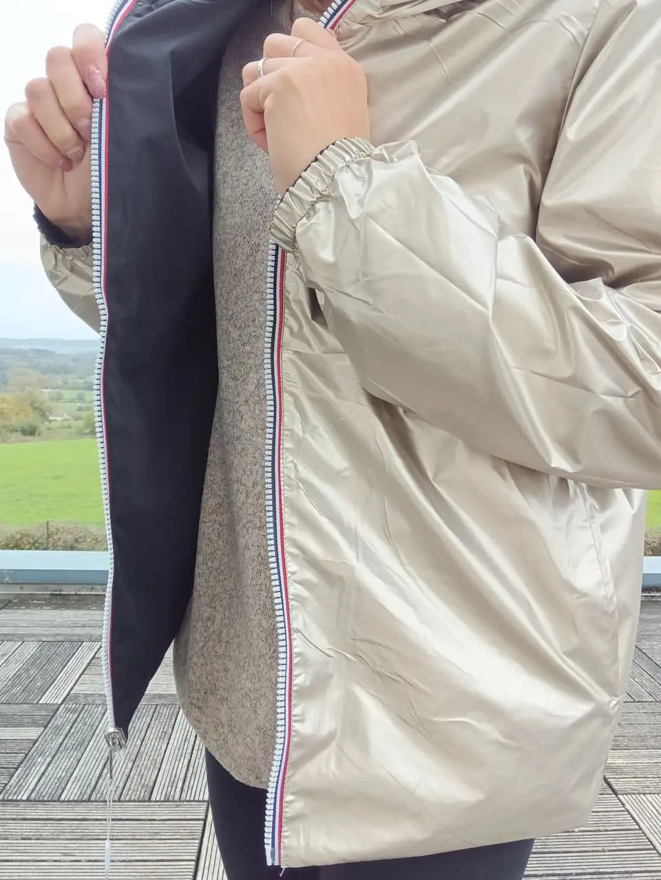 Manteau Court Réversible Imperméable Noir & Doré Grande Taille – Melya Melody Curvy Melya Melody