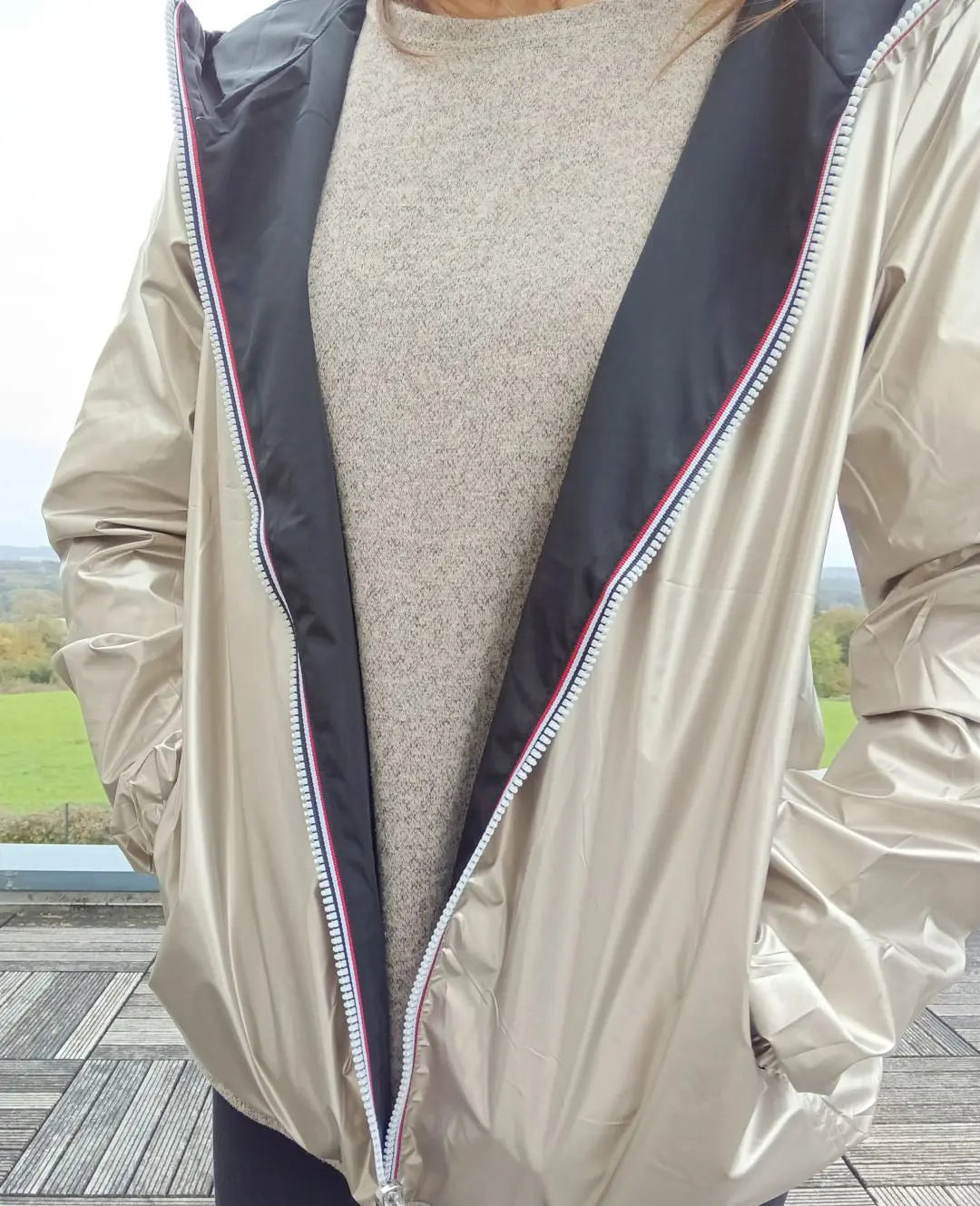 Manteau Court Réversible Imperméable Noir & Doré Grande Taille – Melya Melody Curvy Melya Melody