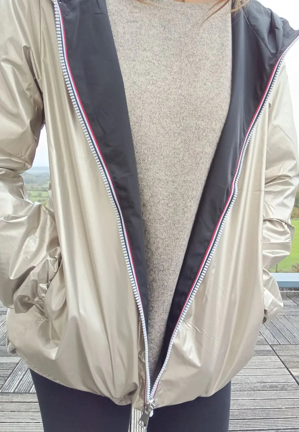 Manteau Court Réversible Imperméable Noir & Doré Grande Taille – Melya Melody Curvy Melya Melody