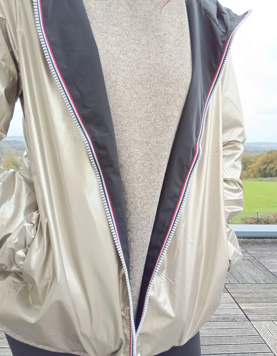 Manteau Court Réversible Imperméable Noir & Doré Grande Taille – Melya Melody Curvy Melya Melody