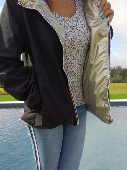 Manteau court réversible imperméable noir et doré de la marque Melya Melody, porté sur un mannequin.