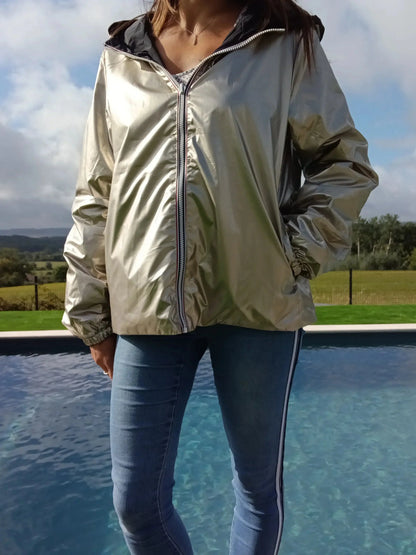 Manteau court réversible imperméable noir et doré de la marque Melya Melody, avec fermeture et détails élégants.