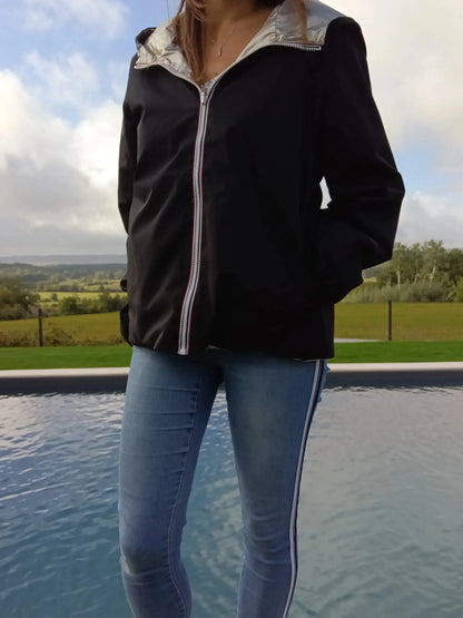 Manteau court réversible imperméable noir et doré de Melya Melody, affichant un design élégant et pratique.