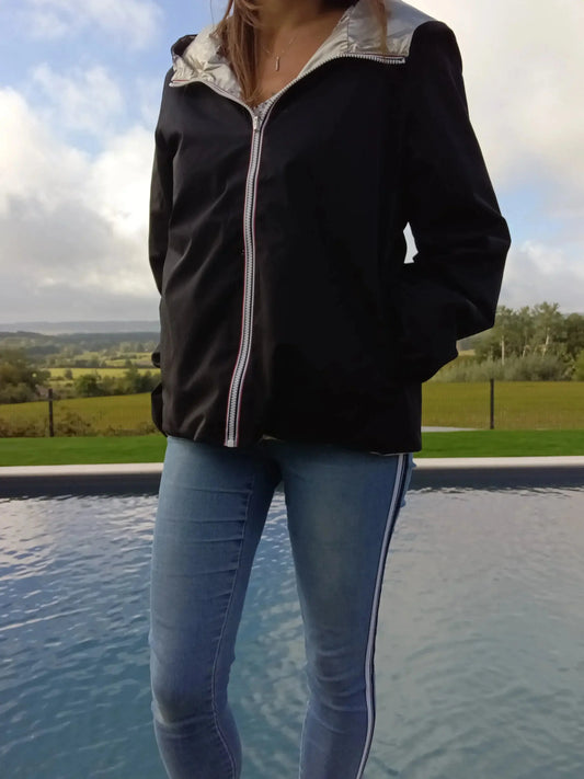 Manteau court réversible imperméable noir et doré de Melya Melody, affichant un design élégant et pratique.