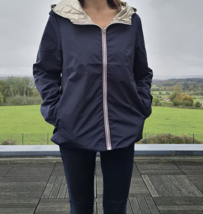 Melya Melody - Manteau court imperméable bleu marine réversible doré - Curvy Melya Melody