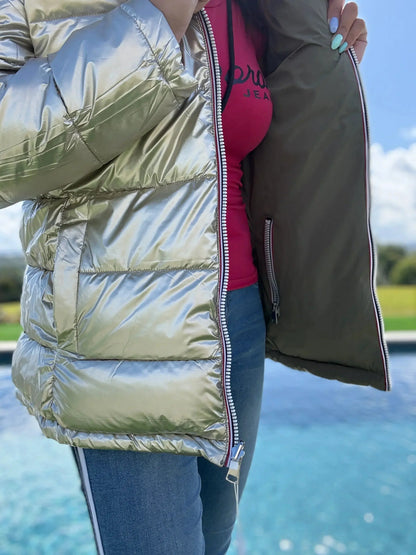 Manteau réversible imperméable Melya Melody pour femme, kaki et doré, affiché sur un mannequin.