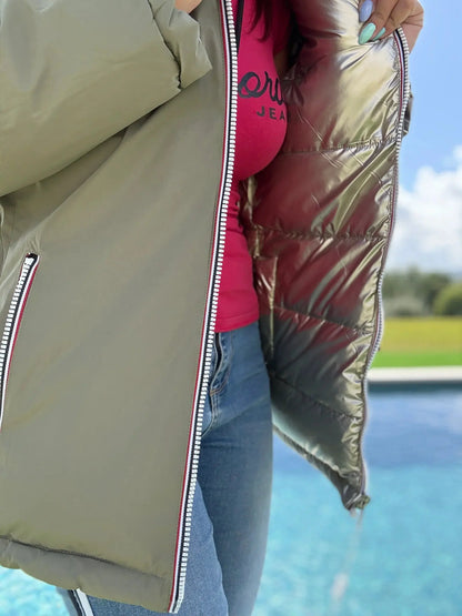 Manteau réversible imperméable Melya Melody femme kaki et doré, avec capuche et fermeture éclair visible.