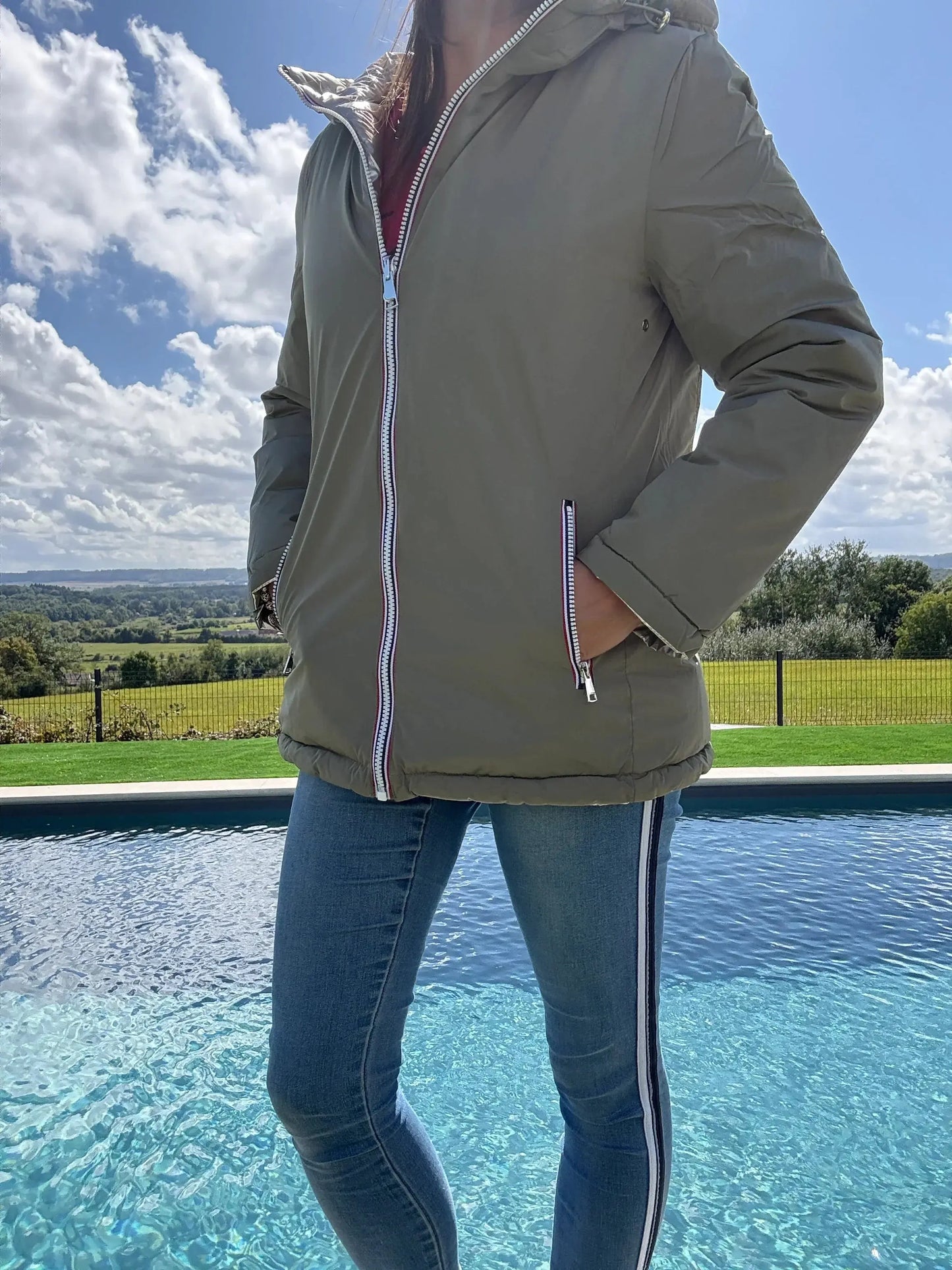 Manteau réversible imperméable Melya Melody pour femme, kaki et doré, avec capuche et fermeture éclipsée.