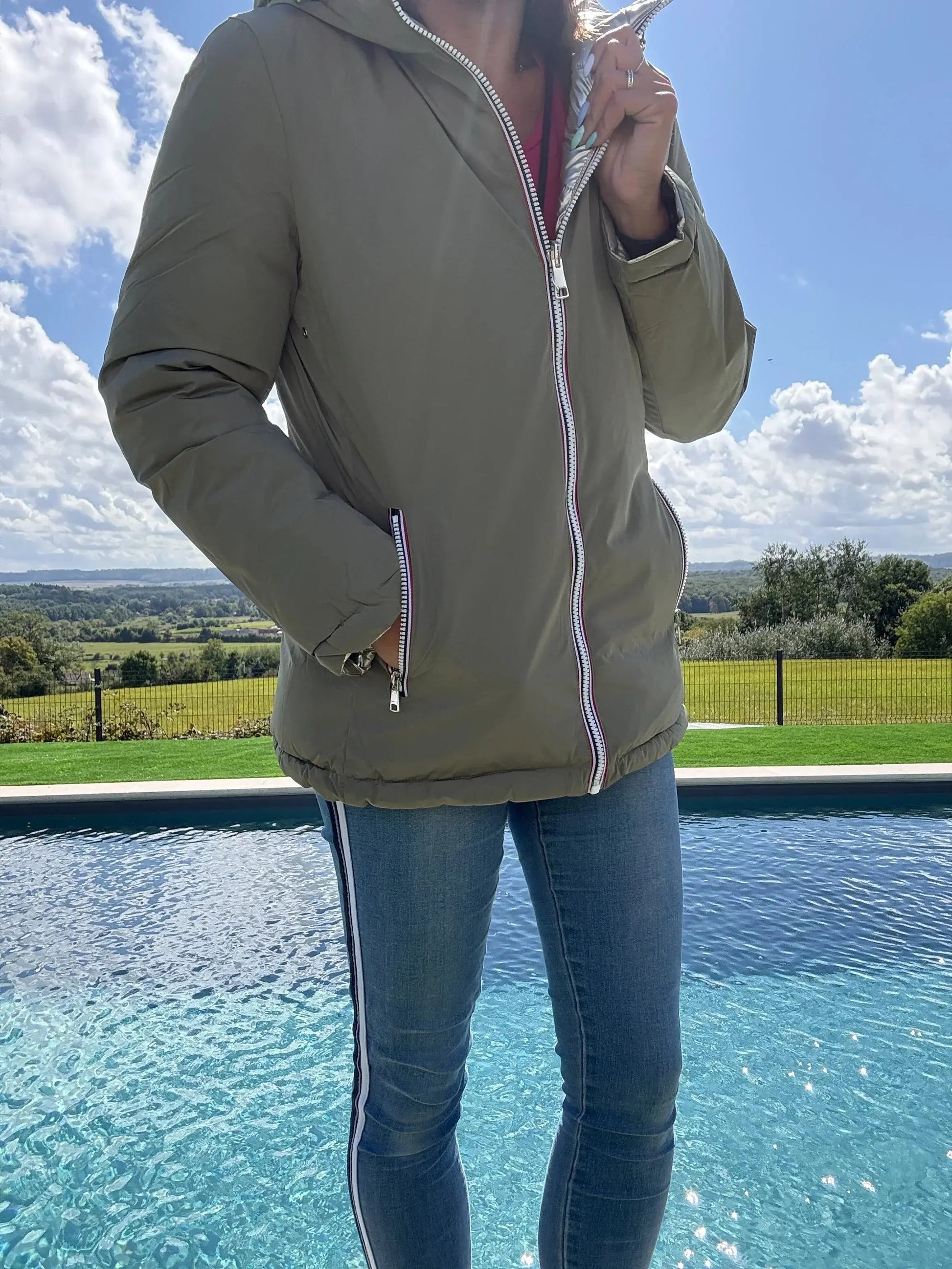 Manteau réversible imperméable Melya Melody femme kaki et doré, porté, montrant les deux côtés du manteau.