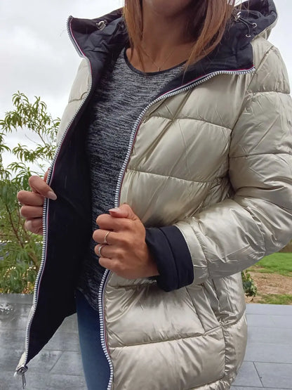 Manteau court réversible Melya Melody noir et doré, imperméable, matelassé, avec capuche et fermeture éclair visible.