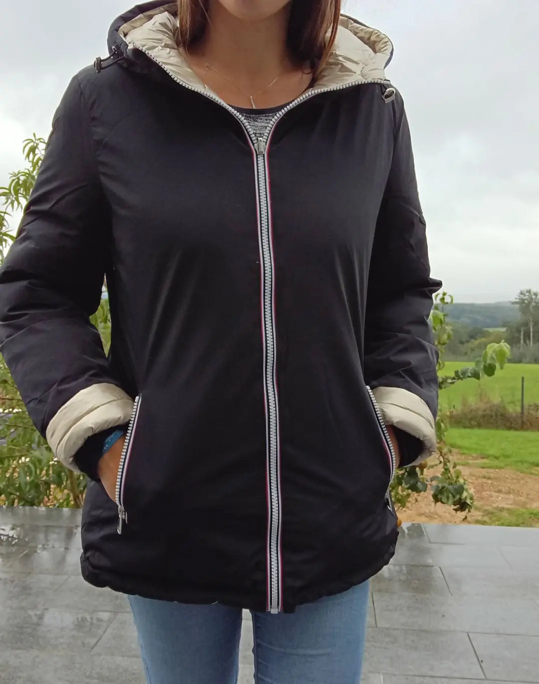 Manteau court réversible imperméable noir et doré Melya Melody, matelassé, avec capuche et fermeture éclair.
