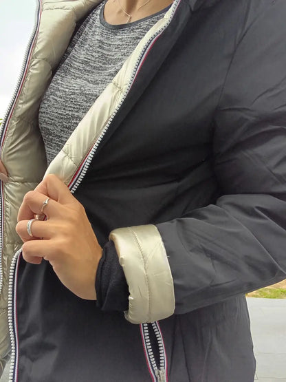 Manteau court réversible Melya Melody, imperméable et matelassé, noir et doré, porté sur un mannequin.