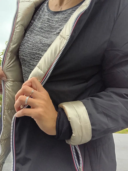 Manteau court réversible et imperméable Melya Melody en matelassé noir et doré, affiché sur un modèle.