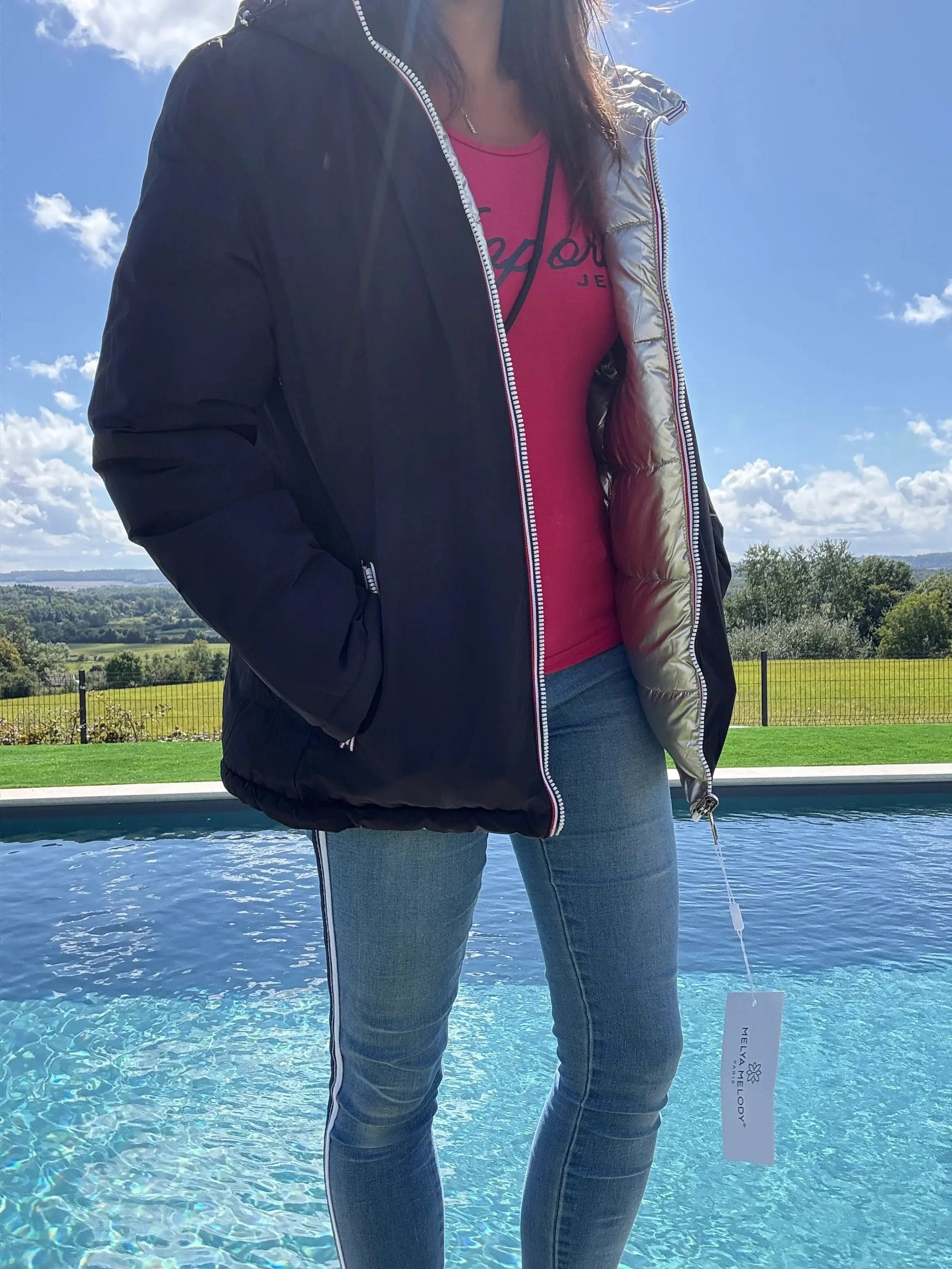 Manteau court réversible et imperméable Melya Melody, matelassé noir et doré, portée en extérieur.
