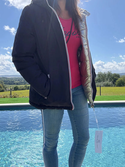 Manteau court réversible et imperméable Melya Melody, matelassé noir et doré, portée en extérieur.