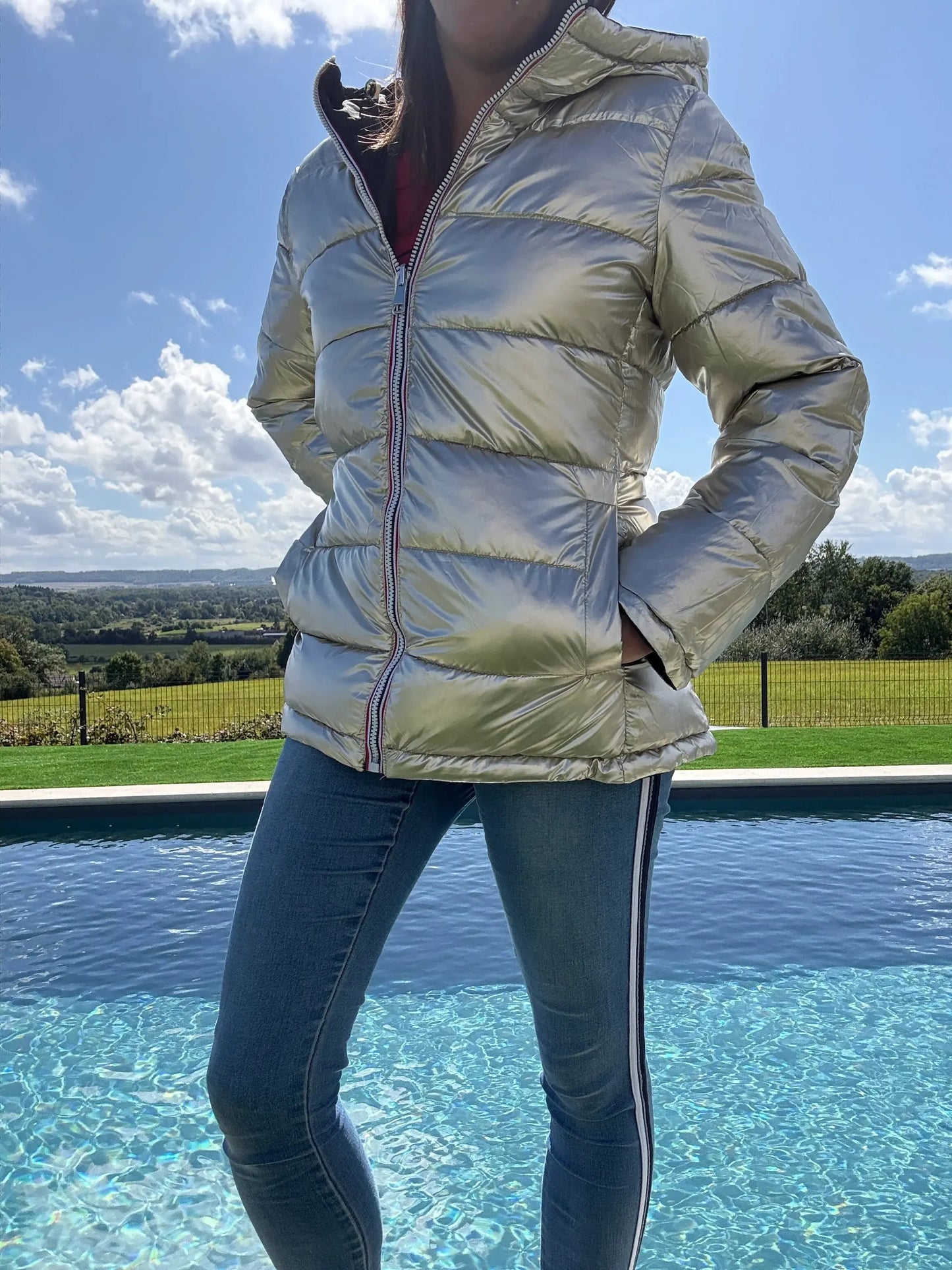 Manteau court réversible et imperméable Melya Melody noir et doré, matelassé, avec capuche, aspect élégant et pratique.