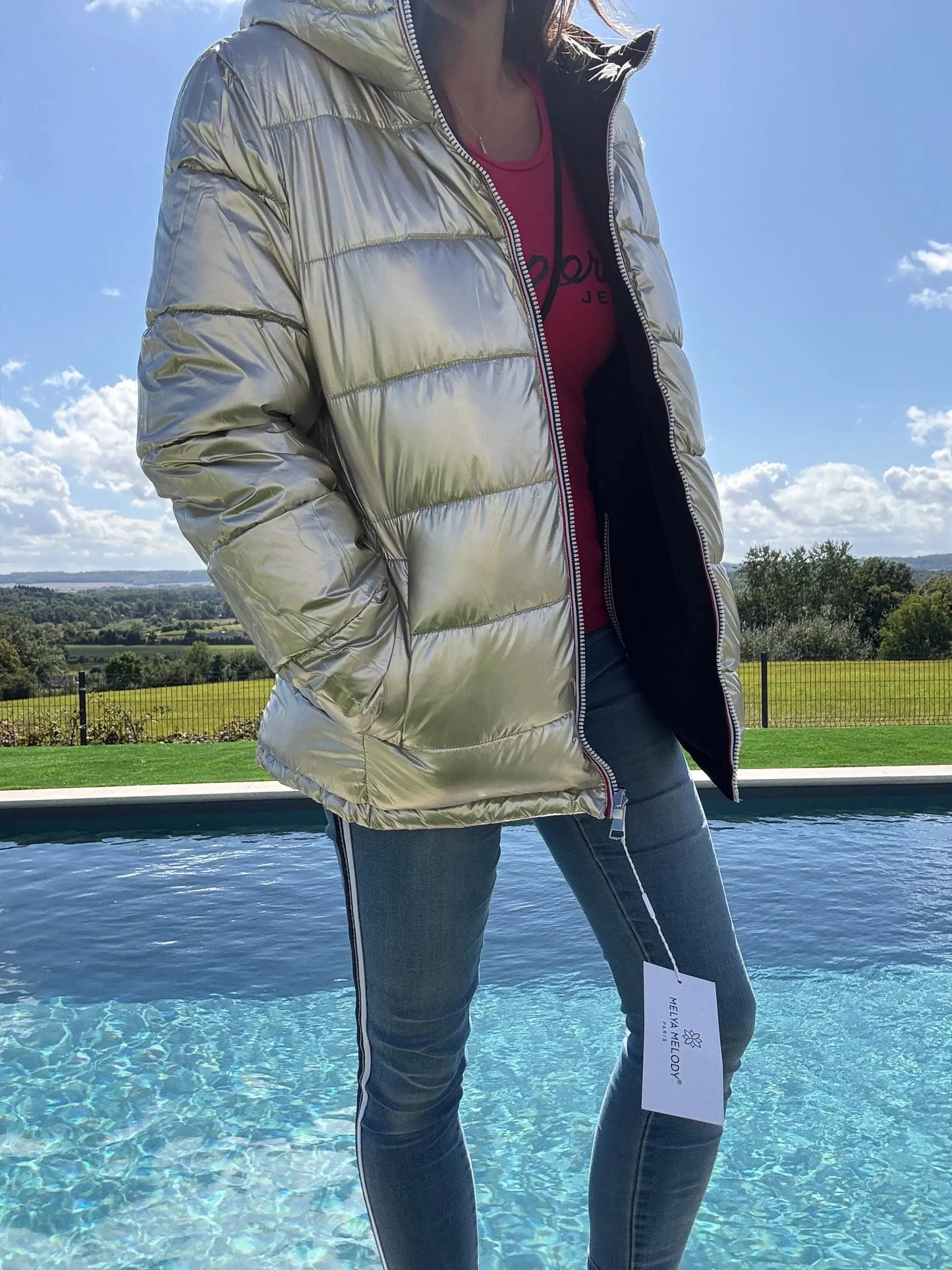 Manteau court réversible noir et doré Melya Melody, imperméable et matelassé, avec capuche et fermeture éclair.
