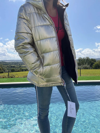 Manteau court réversible noir et doré Melya Melody, imperméable et matelassé, avec capuche et fermeture éclair.