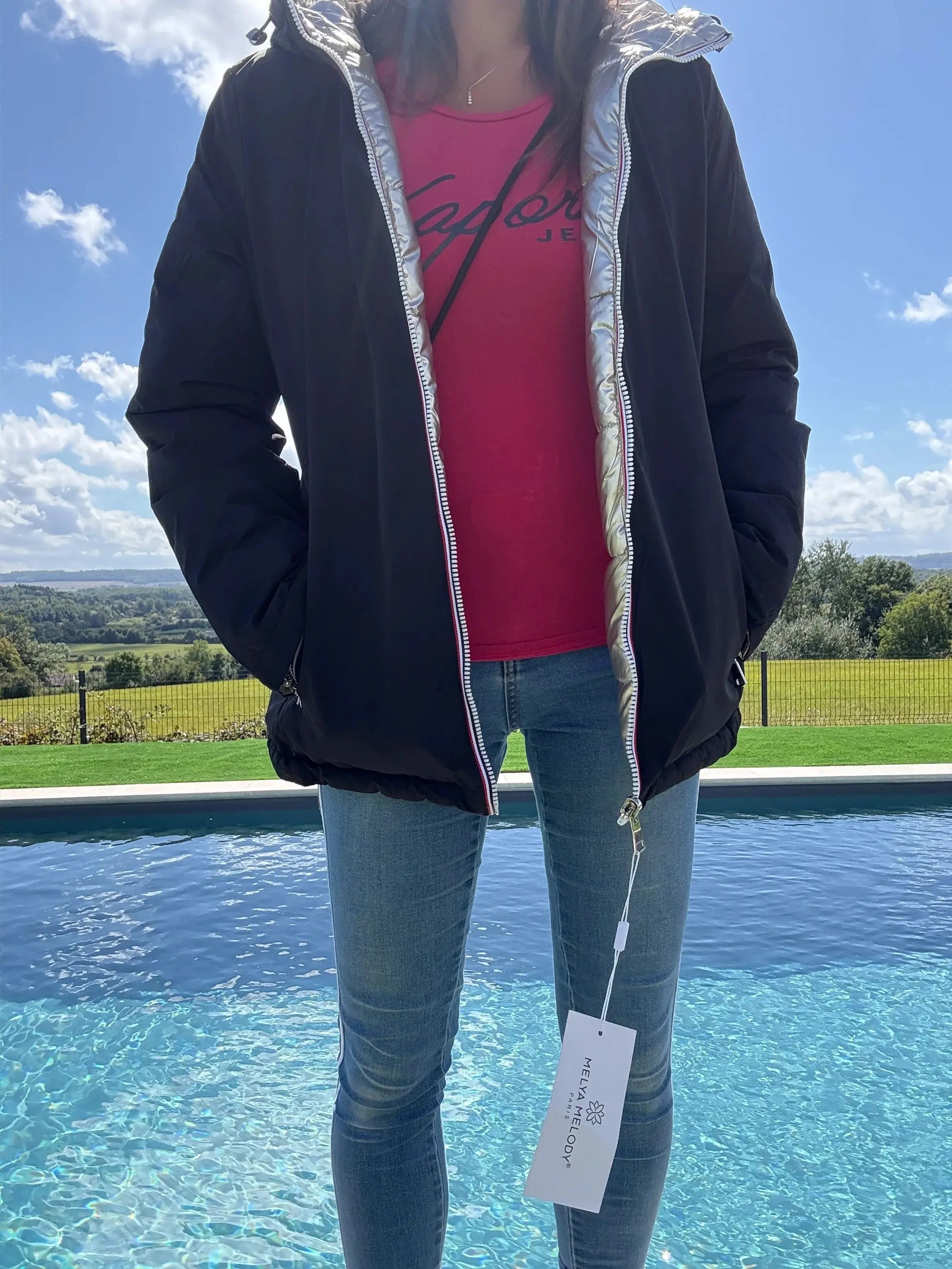 Manteau court réversible Melya Melody, imperméable, matelassé noir et doré, avec capuche et fermeture éclair.
