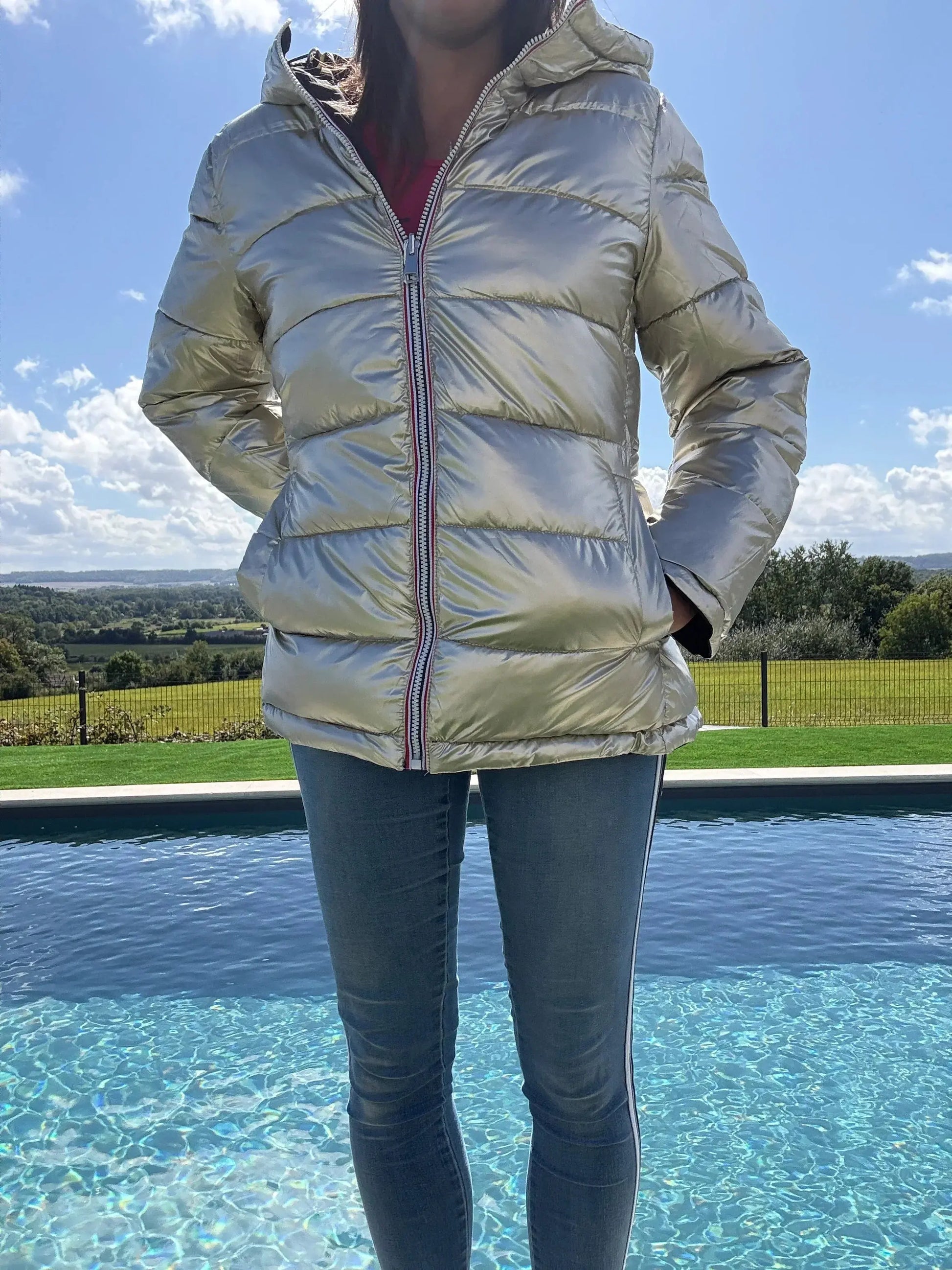 Manteau court réversible et imperméable noir et doré de la marque Melya Melody, matelassé et élégant.