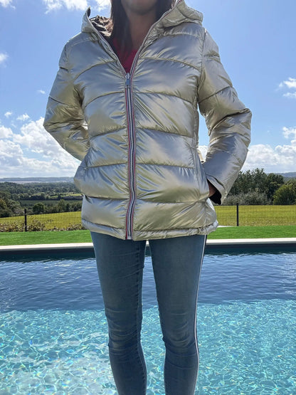Manteau court réversible et imperméable noir et doré de la marque Melya Melody, matelassé et élégant.
