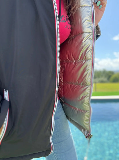 Manteau court réversible Melya Melody, imperméable et matelassé, noir et doré, avec capuche et fermeture éclair.