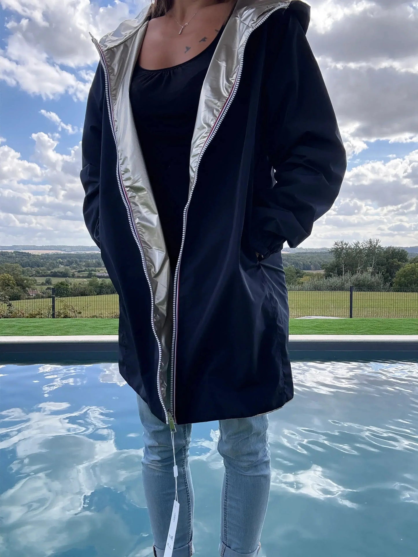 Manteau long réversible imperméable Melya Melody en bleu marine et doré, parfait pour la mi-saison, style et protection contre la pluie.