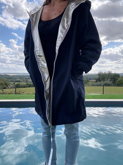 Manteau long réversible imperméable Melya Melody en bleu marine et doré, parfait pour la mi-saison, style et protection contre la pluie.
