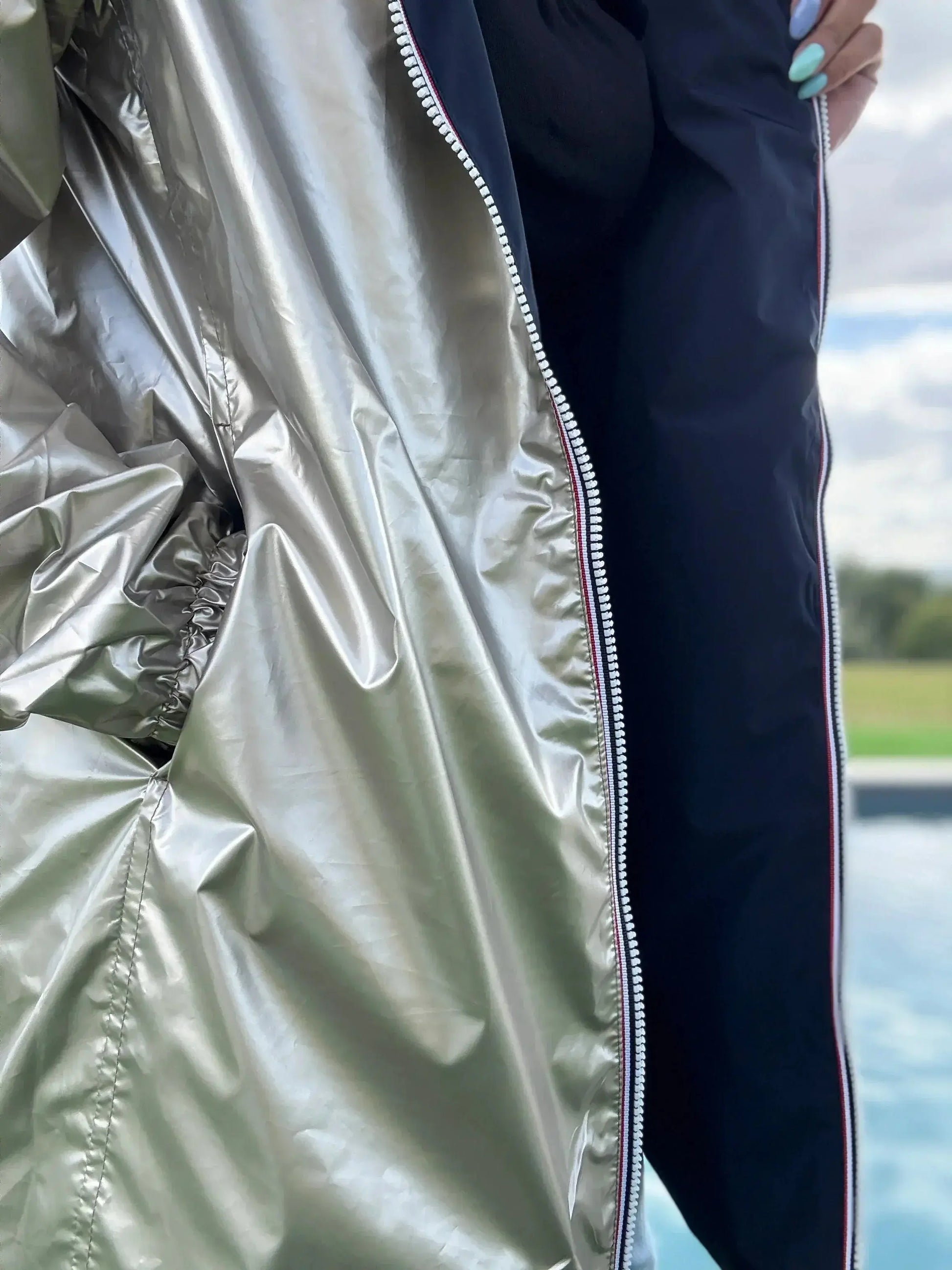 Parka longue réversible imperméable Melya Melody en bleu marine et doré, manteau mi-saison élégant et pratique.